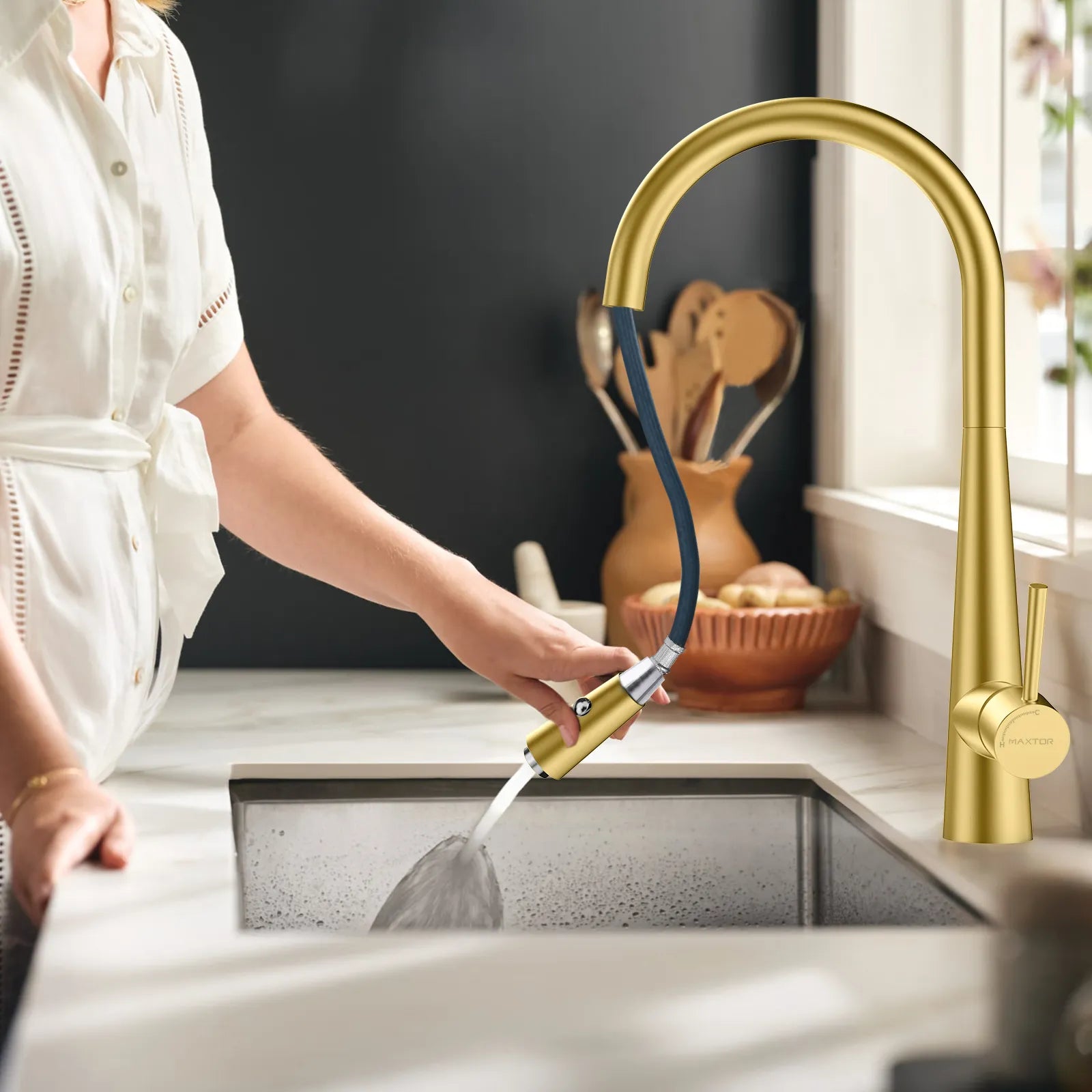 Matte Black Pull-Down Kitchen Faucet – Dual-Function Brass Spray – KFB1004