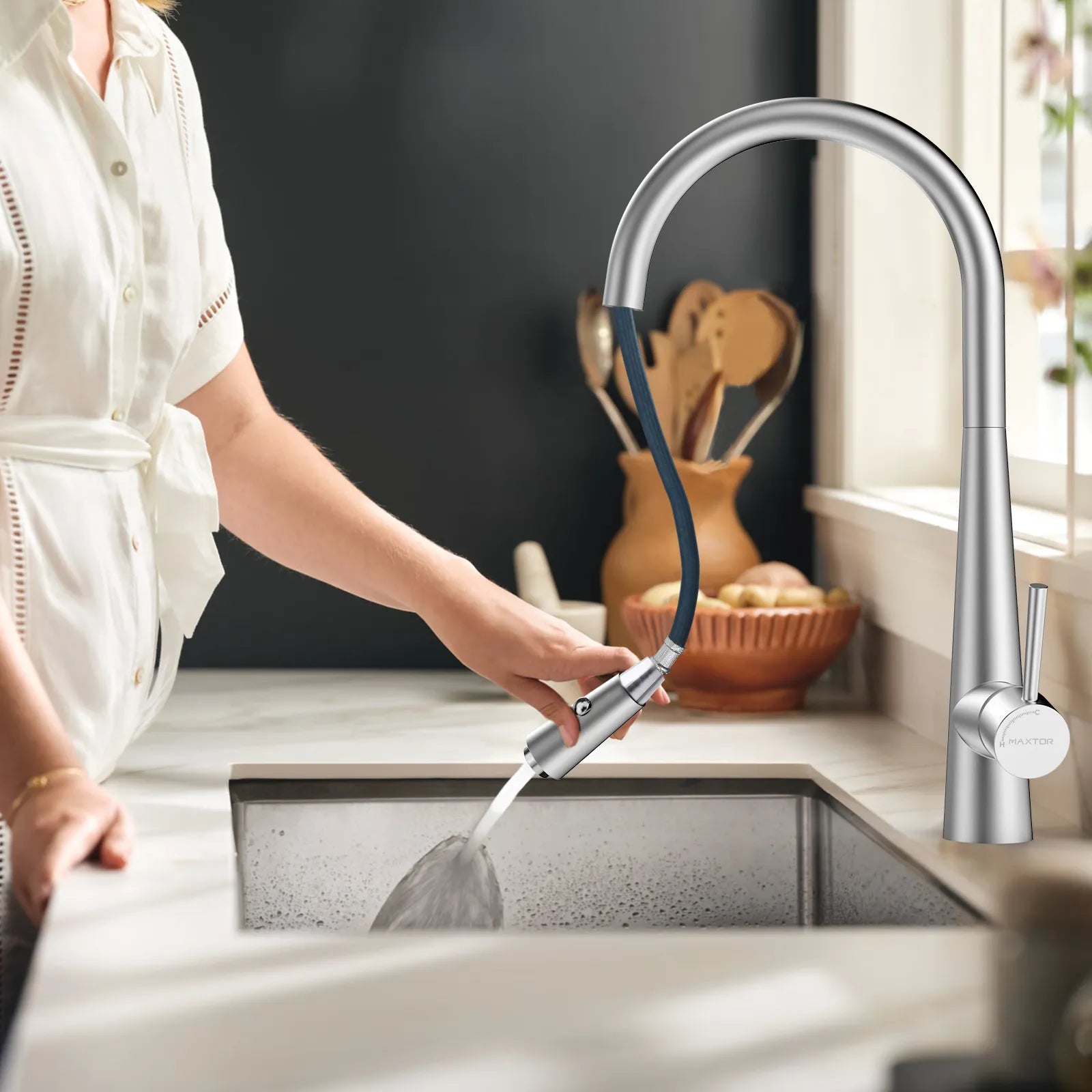 Matte Black Pull-Down Kitchen Faucet – Dual-Function Brass Spray – KFB1004