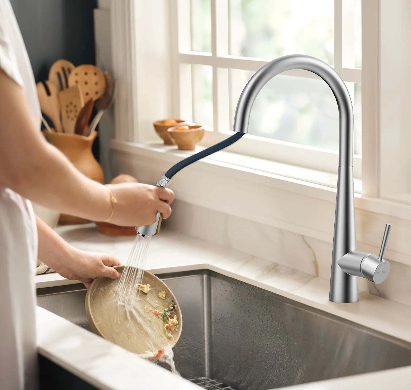 Matte Black Pull-Down Kitchen Faucet – Dual-Function Brass Spray – KFB1004