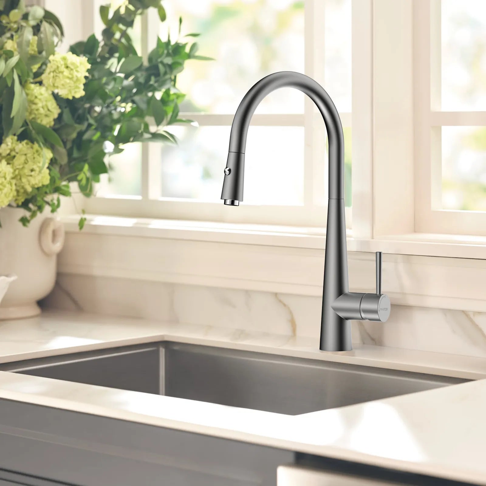 Matte Black Pull-Down Kitchen Faucet – Dual-Function Brass Spray – KFB1004